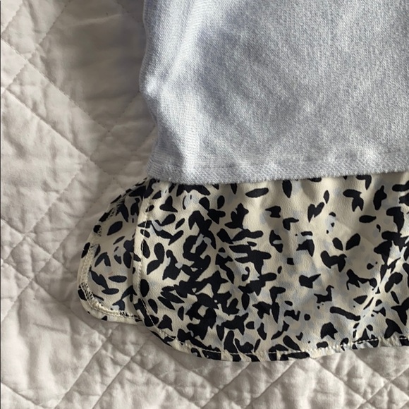 Beautiful light knit sweater with silky detail - Picture 2 of 3